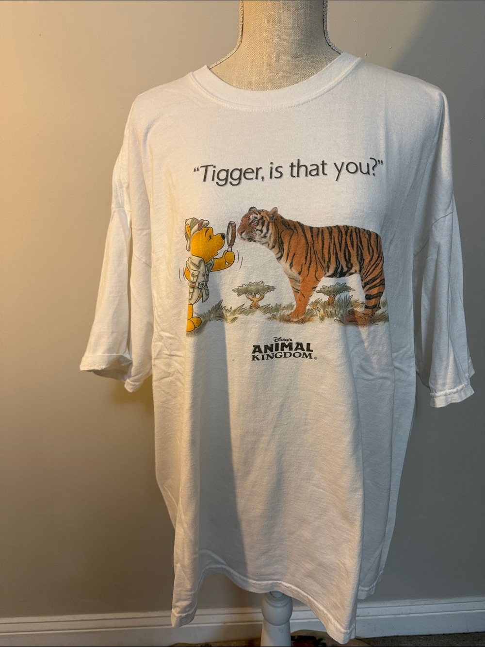 Vintage Disney World White Graphic Tee with Winnie the Pooh & Tiger Animal King